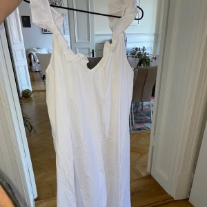 Somrig klänning - Vacker sommarklänning med volanger