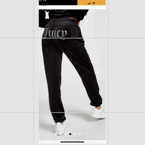 svarta juicy couture  - säljer dessa juicy couture byxor i storlek L, säljer då jag råka köpa fel storlek. priset kan diskuteras vid snabb affär 💗 aldrig använda.
