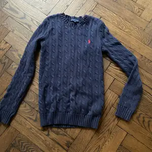 Marinblå kabelstickad tröja från Ralph Lauren