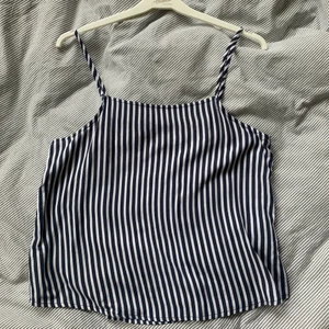 Randigt linne - Sött linne i storlek 36! Jättefint skick, säljer på grund av att det inte har kommit till användning✨✨