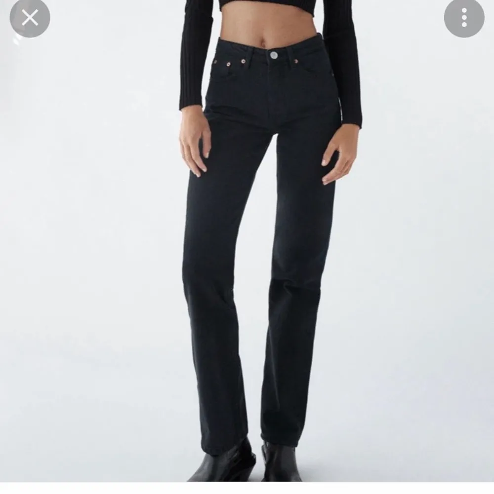 Säljer dessa jeansen från zara då dom inte passar mig💕köparen står för frakten!💕. Jeans & Byxor.