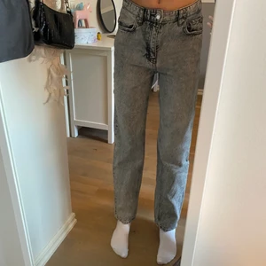 Grå Gina tricot jeans - Säljer ett par smyga, gråa jeans från ”Young” Gina Tricot. Dom är knappt använda och i superskick💗Storlek 152, frakt tillkommer💗