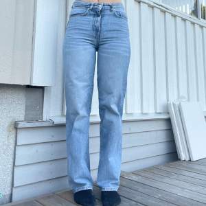 Supersnygga Jeans från Lager 157🫶💕 Model: ”Boulevard, Light Used” Hög midja med smal passform runt höfterna men lösare runt benen. Skriv för mer info!