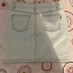 Skirt - Small. 20 kronor