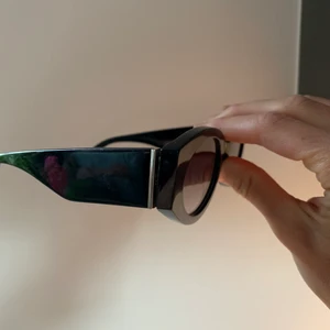 Chimi solglasögon -  Samarbete med mwuana.   Nypris 1299kr  använt skick men när man använder dom ser dom helt nya ut, på håll, enligt min uppfattning. Röda detaljer längst ut på skalmarna. Skickar gärna bilder! Skickas el möts upp. Edsbyn. Sthlm. Västerås   Bud?