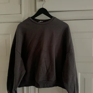 Grå tröja från Nelly  - Storlek S, lite oversized men passar mig som normalt är xs bra. Mörkgrå och sparsamt använd 