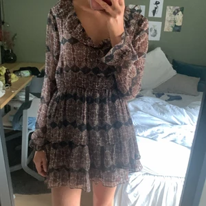 Mönstrad Zara klänning i strl S - Säljer denna jätte fina o populära Zara klänningen som är så fin nu till hösten💕 Den är slutsåld på hemsidan!
