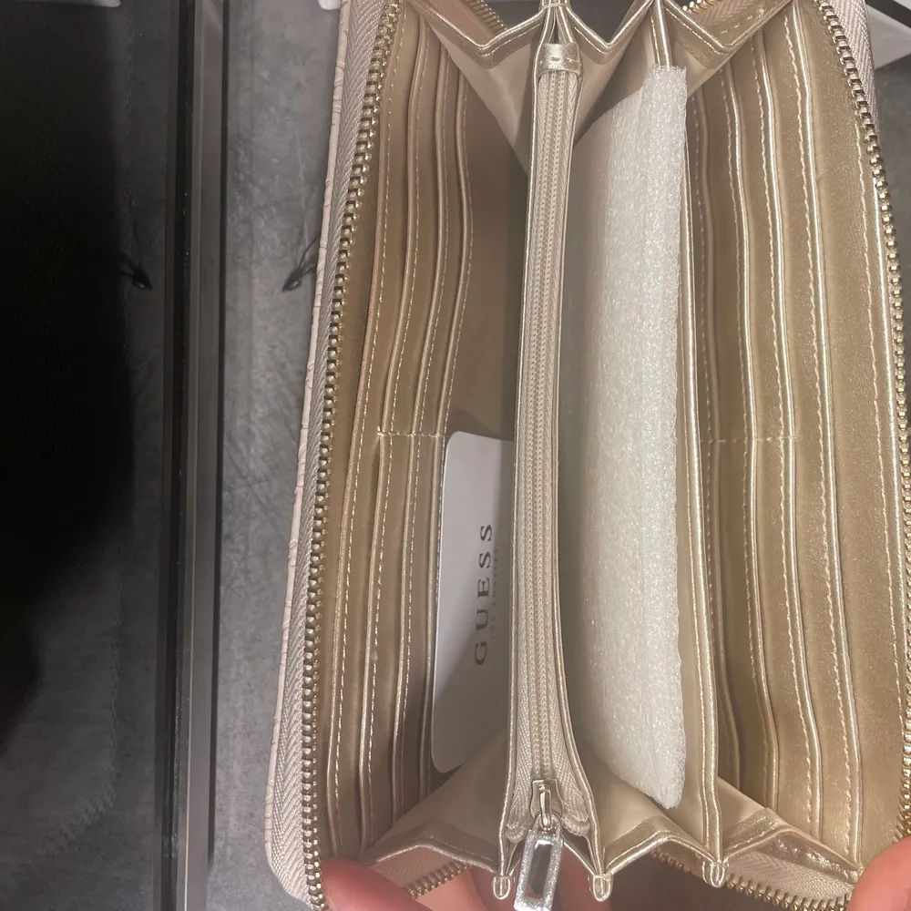 Säljer denna helt oanvända supersöta plånbok från GUESS med tillhörande kartong. 💘 Plånboken är äkta och köpt i en guessbutik. Den är i en så fin ljusljusrosa färg (pm för fler bilder!). Köparen står för frakt 🧡🤝. Väskor.