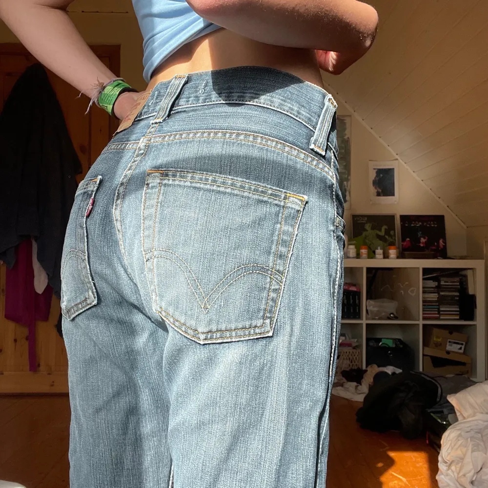 Straight Levis Jeans i modellen 512 ”Bootcut”, midwaist. Har använt de mycket och det finns tydliga tecken på (bild 3) … Jag är 164🤍💕 Midjemått: 35 Innerbenalängd: 70  . Jeans & Byxor.