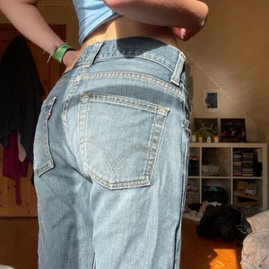 Levis Jeans - Straight Levis Jeans i modellen 512 ”Bootcut”, midwaist. Har använt de mycket och det finns tydliga tecken på (bild 3) … Jag är 164🤍💕 Midjemått: 35 Innerbenalängd: 70  