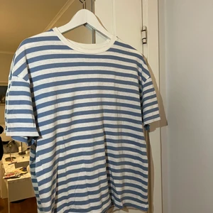 Randig t-shirt  - Blå randig fin t-shirt från zara🫶🏼