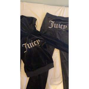 Ett juicy couture set som är köpt för 2500 men aldrig kommit till användning Tröjan är i XS och byxorna S. Man kan köpa hela sättet för 1500 elr separat då diskuteras pris.