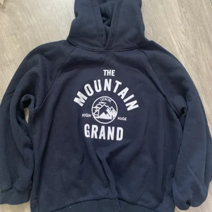 Hoodie - Marinblå hoodie med tryck Vid intresse eller frågor skriv privat!  Köparen står för frakt! ❤️