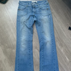 Vera moda jeans - Vera Moda lowrise jeans.🌊 Fina jeans säljer pga för stora Köparen står för frakt, skruv privat vid intresse eller frågor! ❤️