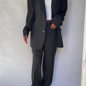 Randig suit - sjukt snygg randig och oversize kostym, köpt vintage. Båda delarna är i M. 