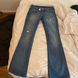Intressekoll på dessa skitsnygga Lågmidjade bootcut true religion jeans som tyvärr var lite för stora på mig i storlek 27.  skriv om ni är intresserade av att köpa! Köptes för 800 kr och de är i nyskick💕 