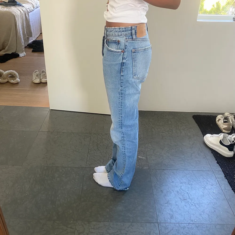 Mid Rise straight jeans från Zara! Aldrig använda! Storlek 38 . Jeans & Byxor.