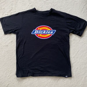 T-shirt - Dickies t-shirt som jag fick i present en gång, ej min stil och därför heller inte använd💕