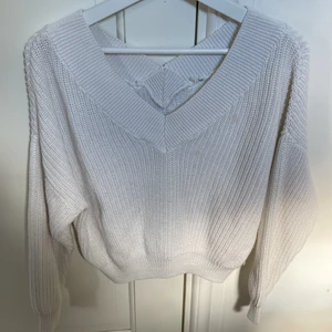 Tröja -  Snygg tröja från NA-KD. Det finns lite smink fläk på tröjan som man kanske får bort. 