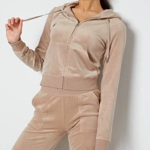 Juicy couture  - Säljer detta beiga sett som är i ny skick, alla pärlor är kvar osv. 🫶🏽🫶🏽