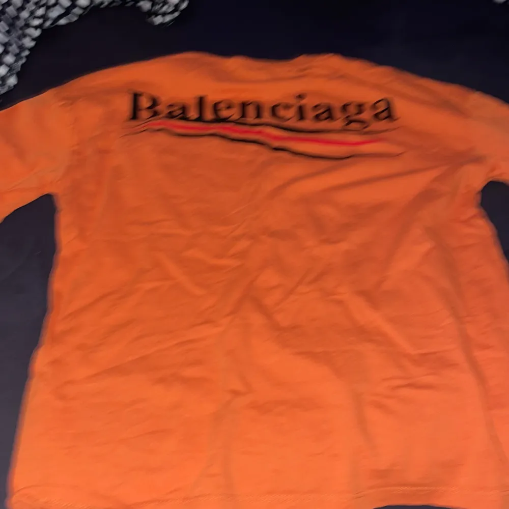 Balenciaga t shirt storlek S oversized. T-shirts.