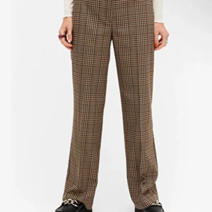 Rutiga byxor monki  - Säljer dessa rutiga byxor från monki i strl 34. Nypris 350, säljer för 200 