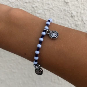 Smiley armband 😀😃😄😁😆 - Ett super snyggt armband i blåa färger, samt med silver berlocker som har smiley face på sig. Du kan bestämma längden själv på ditt armband. FRAKT INGÅR!😊 ( strunta i det som det står i levarnas alternativ)💞💕