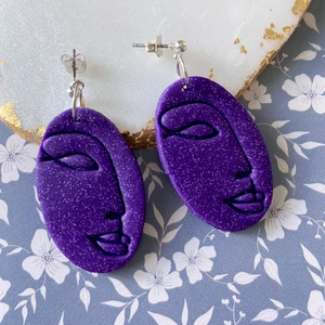 Örhängen av lera  - Handgjorda örhängen av lera. Samfraktar. Kontakta för flera bilder eventuellt video. Storlek ca 4  cm Står ej för postens slarv Kontakta för nickelfri alternativ