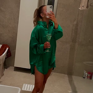 Skjorta/Klänning - Säljer denna gröna skjorta/klänning från HM!  Oanvänd men prislappen kvar. Strl S  Köparen står för frakten.