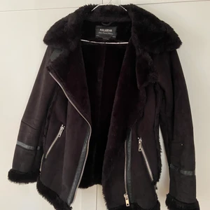 Jacka Pull&Bear - En jättefin svart och varm jacka från Pull&Bear. I storlek XS. Passar perfekt till höst och vinter💘
