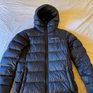 Peak performace jacka  - Säljer min peak performance jacka som jag köpt från Intersport. Den kostar 2499kr ny. Den är ny i skick och har inga hål osv. Skriv privat för fler frågor.