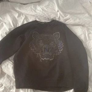 Kenzo sweatshirt - Kenzo sweat shirt. Säljer för den är för liten storleken är m men är jätte liten i storleken så skulle nog passa dig och du är rult 170cm