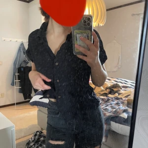 Skjorta - Svart kortärmad skjorta från Jacqueline de Yong. Sparsamt använd. 