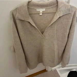 Stickad tröja - Superfin stickad tröja som ej kommer till användning! Köpt här på Plick men är i väldigt fint skick, inte stickig alls! Hör av dig vid fler frågor eller funderingar! TRYCK INTE PÅ KÖP NU!