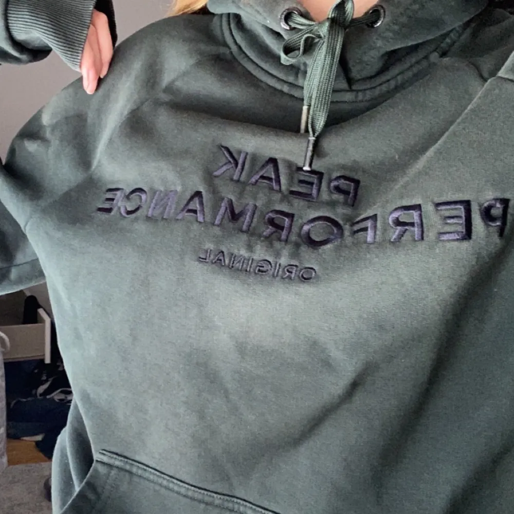 Fin hoodie utan några flaws. Den är grön och i strlk M, köpt från stadium (Herravdelningen) för ca 2 år sedan. Endast legat i garderoben. . Hoodies.