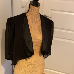 Kofta  - En tunn och fin kofta till vardags som utekväll!😁 jätte fin och säljs då den e för liten för mig. Hör hjärna av er om de finns intresse!💕