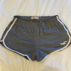 Säljer dessa lågmidjade mjukis shorts då dom ej kommer till användning, inga tecken på användning 💕 Storlek xs men passar mig som är S/M