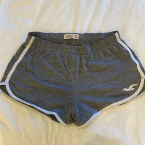 Hollister shorts - Säljer dessa lågmidjade mjukis shorts då dom ej kommer till användning, inga tecken på användning 💕 Storlek xs men passar mig som är S/M