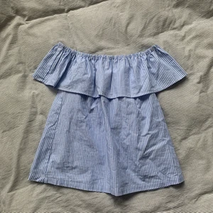 Randig off shoulder-topp - En fin, randig off shoulder-topp som inte har kommit till användning för mig. Den har en liten missfärgning (bild 3) men det är på insidan så inget som syns💖