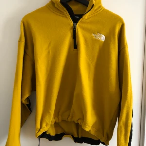The north face fleece tröja - Mysig fleece tröja med justerbar midja. Aldrig använt förut, därav mycket bra skick! Färgen är varmare i verkligheten :D 