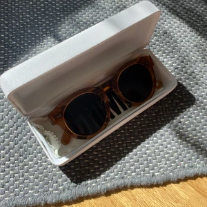 Chimi solglasögon  - Dessa har tyvärr aldrig kommit till användning, då jag har andra jag hellre använder. Dom är i modellen #003. Kontakta mig om du är intresserad. :) 🤍 det blir även en liten summa för frakten. 