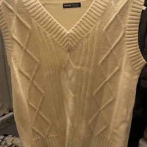 Slipover  - En vit beige slipover från Shien köpte för 160kr säljer för 100 bra skick aldrig använt 🤍