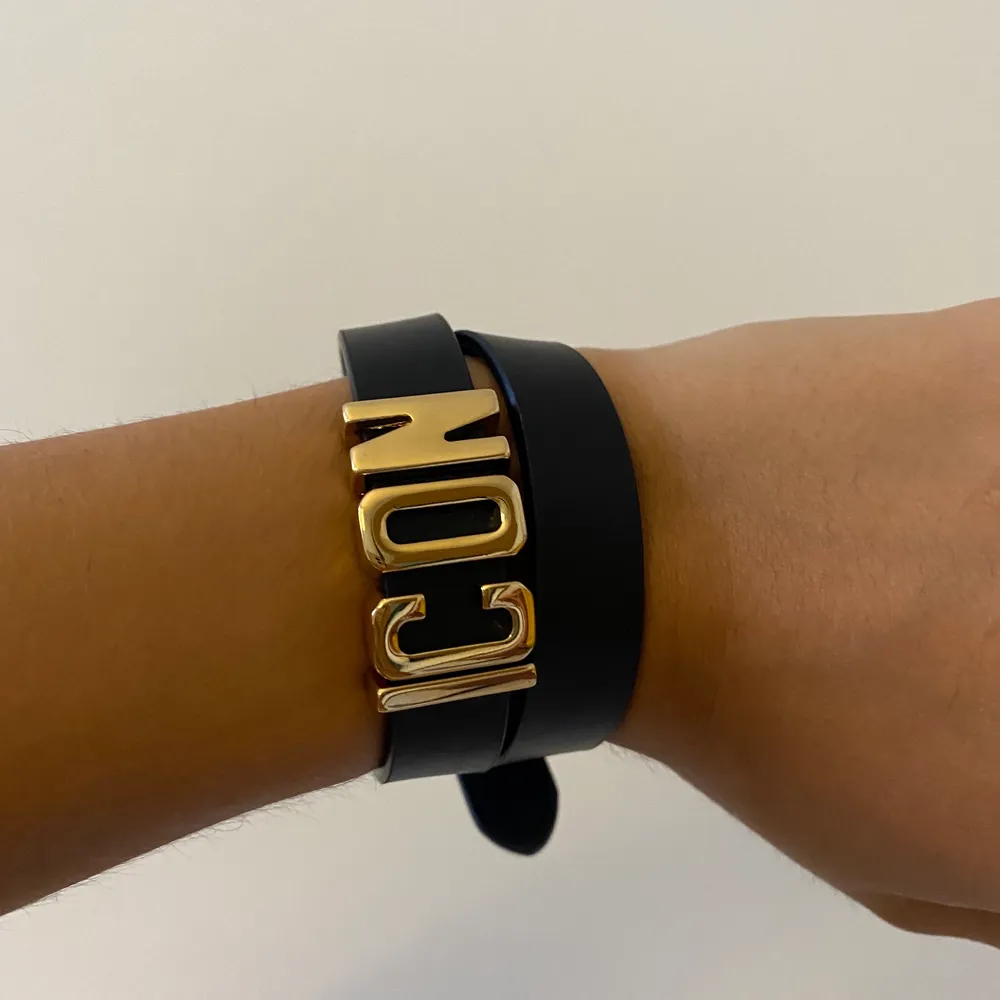 Dsquared2 armband som är köpt på Nk. Jätte fint skick och aldrig använd utan bara testad. Prislappen sitter kvar och allt. Originala priset är 2000 men jag säljer den för 1500 men kan tänkas sänka. Skriv om ni har några frågor!. Accessoarer.