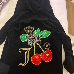 Juicy tröja  - Säljer nu min Juicy tröja som Inte kommer till amvändning, den är i bra skick och ser fin ut , inga av paljetterna har ramlat av i bak när man tvättat , undrar du på något så hör av dej ❤️ ( pris kan diskuteras)  