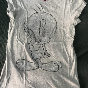 Rhinestone tshirt  - Super gullig rhinestone tshirt! Alla stenarna är kvar och tröjan i sig är i fint skick vd jag ser!🫶 