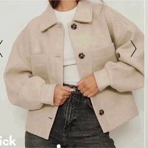 Nakd kappa - En jacka som är använd 2 gånger och är i storlek 36 från nakd, i fint skick!! Säljer för 200kr❤️❤️ nypris ligger på 799. Hade 2 och och därför är samma annons uppe igen fast denna med en mindre storlek!