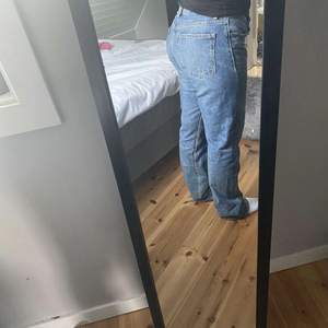 Säljer mina mörkblåa zara jeans då jag bytt stil o aldrig andvönder dom länge. Dom är andvända ganska mycket men är fortfarande i bra skick.