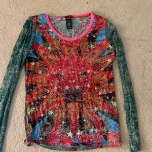 Långärmad custo barcelona tröja - Långärmad tröja 65% polyester, 35% viscose. Mörkare grön rosa färger med mindre stenar. Med en stor sol på framsidan med mindre vita stjärnor. Twlilightcore/grunge