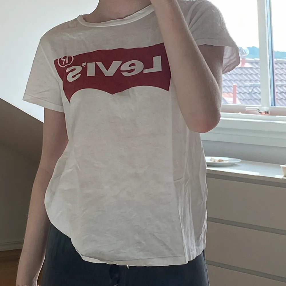 Säljer min Levis t-shirt för att den inte kommer till användning🎸⚡️🫶🏼 skriv om ni har några frågor❤️ köpte för ca 199 säljer för 60 plus frakt💗. T-shirts.