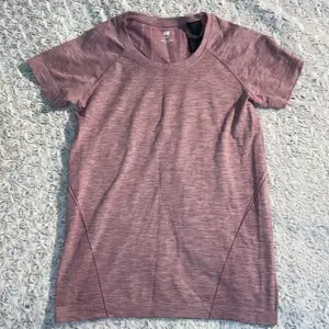 Säljer denna fina tränings t-shirt då har blivit för liten för mig. Den är från H&M i storlek S men skulle säga att den mer är som en xs. 😀